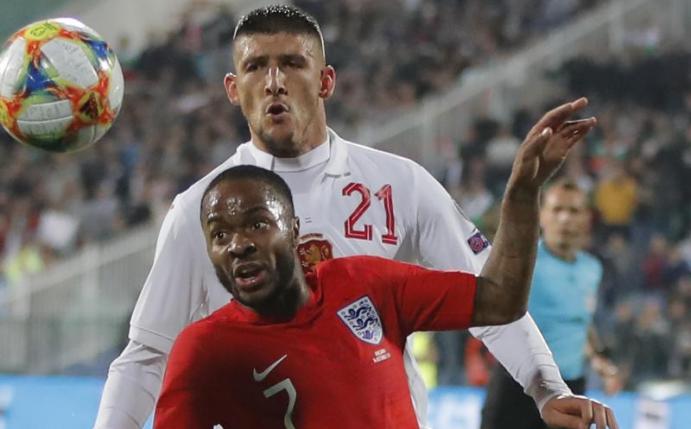 Nicht einer Meinung mit Krassimir Balakow: Englands Raheem Sterling. Foto: Vadim Ghirda/AP/dpa