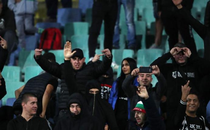 Eine Schande für den Fußball: Bulgarische Fans beim Spiel gegen England. Foto: Nick Potts/PA Wire/dpa