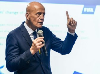 Pierluigi Collina wird für sein Engagement geehrt Pierluigi Collina wird für sein Engagement geehrt