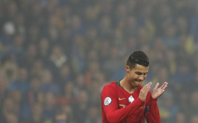 Applaus, Applaus: Cristiano Ronaldo hat in der EM-Qualifikation gegen die Ukraine das 700. Tor seiner Laufbahn erzielt. Foto: Efrem Lukatsky/AP/dpa