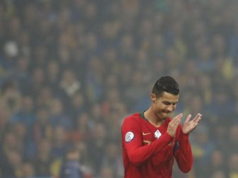 Applaus, Applaus: Cristiano Ronaldo hat in der EM-Qualifikation gegen die Ukraine das 700. Tor seiner Laufbahn erzielt. Foto: Efrem Lukatsky/AP/dpa Applaus, Applaus: Cristiano Ronaldo hat in der EM-Qualifikation gegen die Ukraine das 700. Tor seiner Laufbahn erzielt. Foto: Efrem Lukatsky/AP/dpa