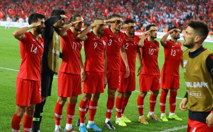 Die salutierenden türkischen Fußballer haben viele Nachahmer gefunden. Foto: Mahmut Burak Burkuk - Depo/Depo Photos via ZUMA Wire/dpa