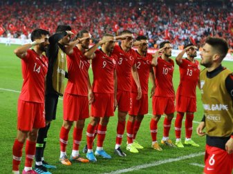 Die salutierenden türkischen Fußballer haben viele Nachahmer gefunden. Foto: Mahmut Burak Burkuk - Depo/Depo Photos via ZUMA Wire/dpa Die salutierenden türkischen Fußballer haben viele Nachahmer gefunden. Foto: Mahmut Burak Burkuk - Depo/Depo Photos via ZUMA Wire/dpa