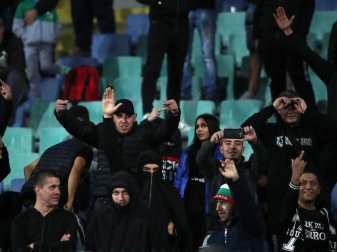 Eine Schande für den Fußball: Bulgarische Fans beim Spiel gegen England. Foto: Nick Potts/PA Wire/dpa Eine Schande für den Fußball: Bulgarische Fans beim Spiel gegen England. Foto: Nick Potts/PA Wire/dpa
