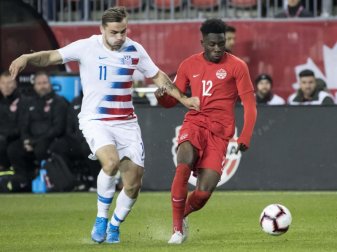 Bayern-Profi Alphonso Davies (r) führte Kanada zum Sieg. Foto: Angel Marchini/ZUMA Wire/dpa Bayern-Profi Alphonso Davies (r) führte Kanada zum Sieg. Foto: Angel Marchini/ZUMA Wire/dpa