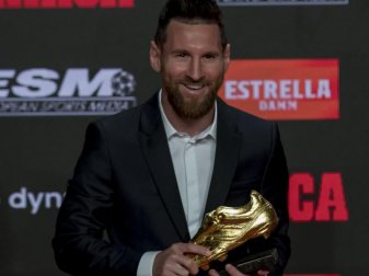 Lionel Messi erhielt bei einer Zeremonie in Barcelona seinen sechsten Goldenen Schuh. Foto: Joan Monfort/AP/dpa Lionel Messi erhielt bei einer Zeremonie in Barcelona seinen sechsten Goldenen Schuh. Foto: Joan Monfort/AP/dpa