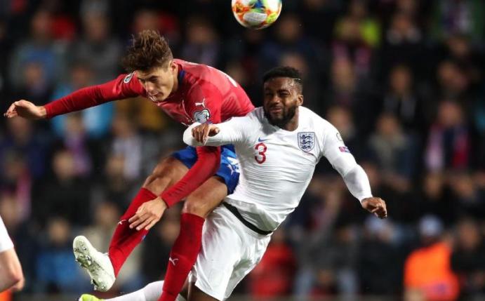 Verletzte sich im Länderspiel gegen Irland: Der Tscheche Patrik Schick (l) in Aktion bei der EM-Qualifikation gegen England. Foto: Nick Potts/PA Wire/dpa