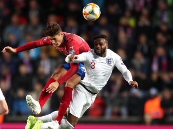 Verletzte sich im Länderspiel gegen Irland: Der Tscheche Patrik Schick (l) in Aktion bei der EM-Qualifikation gegen England. Foto: Nick Potts/PA Wire/dpa Verletzte sich im Länderspiel gegen Irland: Der Tscheche Patrik Schick (l) in Aktion bei der EM-Qualifikation gegen England. Foto: Nick Potts/PA Wire/dpa