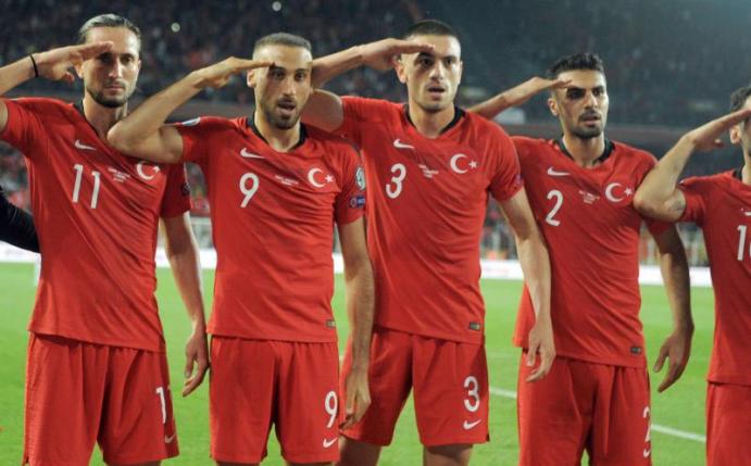 Die türkischen Nationalspieler hatten mit ihrem Salut-Torjubel für Aufsehen gesorgt. Foto: Uncredited/AP/dpa