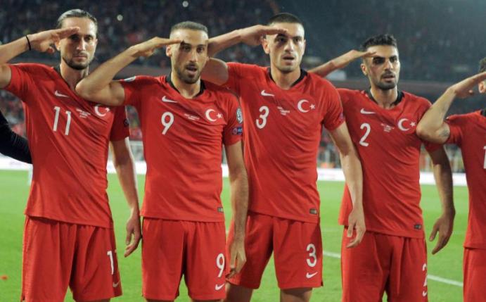 Die türkischen Nationalspieler hatten mit ihrem Salut-Jubel für Aufsehen gesorgt. Foto: Uncredited/AP/dpa
