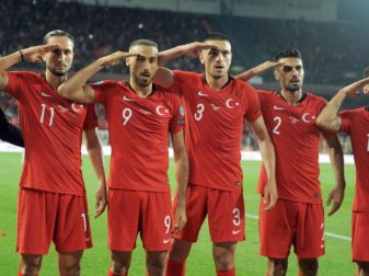 Die türkischen Nationalspieler hatten mit ihrem Salut-Jubel für Aufsehen gesorgt. Foto: Uncredited/AP/dpa Die türkischen Nationalspieler hatten mit ihrem Salut-Jubel für Aufsehen gesorgt. Foto: Uncredited/AP/dpa