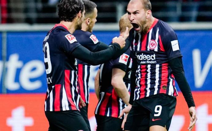 Frankfurts Doppel-Torschütze Goncalo Paciencia (l) jubelt mit Teamkollege Bas Dost. Foto: Uwe Anspach/dpa