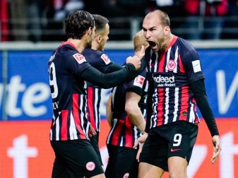 Frankfurts Doppel-Torschütze Goncalo Paciencia (l) jubelt mit Teamkollege Bas Dost. Foto: Uwe Anspach/dpa Frankfurts Doppel-Torschütze Goncalo Paciencia (l) jubelt mit Teamkollege Bas Dost. Foto: Uwe Anspach/dpa