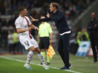 PSG-Trainer Thomas Tuchel (r) spricht mit seinem Spieler Thomas Meunier an der Seitenlinie. Foto: Daniel Cole/AP/dpa PSG-Trainer Thomas Tuchel (r) spricht mit seinem Spieler Thomas Meunier an der Seitenlinie. Foto: Daniel Cole/AP/dpa