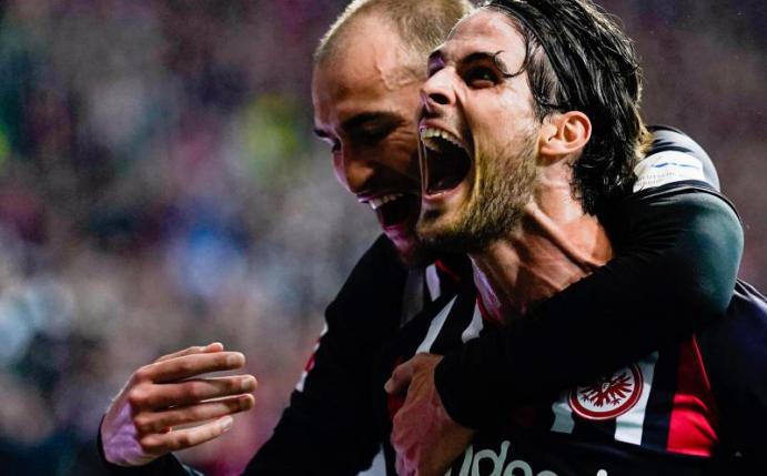 Der Frankfurter Goncalo Paciencia (r) feiert mit Bas Dost sein Tor zum zwischenzeitlichen 2:0. Foto: Uwe Anspach/dpa