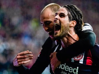 Der Frankfurter Goncalo Paciencia (r) feiert mit Bas Dost sein Tor zum zwischenzeitlichen 2:0. Foto: Uwe Anspach/dpa Der Frankfurter Goncalo Paciencia (r) feiert mit Bas Dost sein Tor zum zwischenzeitlichen 2:0. Foto: Uwe Anspach/dpa