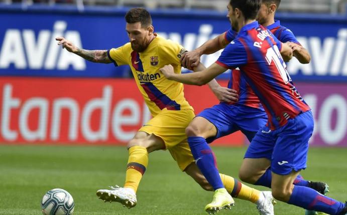Lionel Messi (l) traf für den FC Barcelona. Foto: Alvaro Barrientos/AP/dpa
