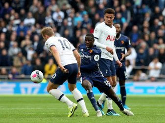 Watfords Abdoulaye Doucoure (M) kämpft mit Tottenhams Harry Kane (l) und Dele Alli (r) um den Ball. Foto: Jonathan Brady/PA Wire/dpa Watfords Abdoulaye Doucoure (M) kämpft mit Tottenhams Harry Kane (l) und Dele Alli (r) um den Ball. Foto: Jonathan Brady/PA Wire/dpa