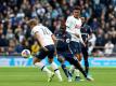 Watfords Abdoulaye Doucoure (M) kämpft mit Tottenhams Harry Kane (l) und Dele Alli (r) um den Ball. Foto: Jonathan Brady/PA Wire/dpa