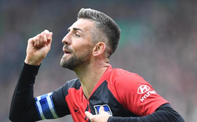 Herthas Vedad Ibisevic beschwert sich und fordert eine Gelbe Karte - für sich selbst. Foto: Carmen Jaspersen/dpa