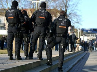 Polizei entfernt rund 120 Problemfans Polizei entfernt rund 120 Problemfans