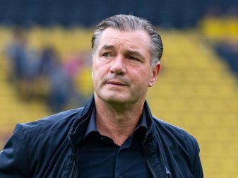 Michael Zorc hält die Diskussionen um Trainer Lucien Favre für «Kinderkram.». Foto: Guido Kirchner/dpa Michael Zorc hält die Diskussionen um Trainer Lucien Favre für «Kinderkram.». Foto: Guido Kirchner/dpa