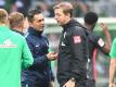 Werder-Trainer Florian Kohfeldt (r) und Hertha-Coach Ante Covic gaben sich entspannt. Foto: Carmen Jaspersen/dpa