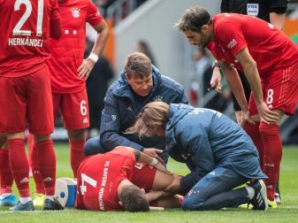 Bayern-Verteidiger Niklas Süle wird von den Teamärzten am Knie behandelt. Foto: Matthias Balk/dpa Bayern-Verteidiger Niklas Süle wird von den Teamärzten am Knie behandelt. Foto: Matthias Balk/dpa