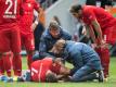 Bayern-Verteidiger Niklas Süle wird von den Teamärzten am Knie behandelt. Foto: Matthias Balk/dpa