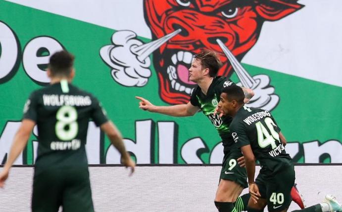 Wolfburgs Spieler hatten auch in Leipzig Grund zum Jubel. Foto: Jan Woitas/dpa-Zentralbild/dpa