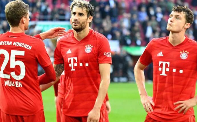 Rat los: Thomas Müller, Javi Martinez und Benjamin Pavard (l-r) nach dem 2:2 in Augsburg. Foto: Stefan Puchner/dpa