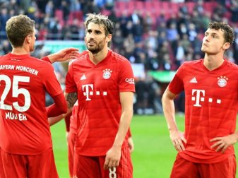 Rat los: Thomas Müller, Javi Martinez und Benjamin Pavard (l-r) nach dem 2:2 in Augsburg. Foto: Stefan Puchner/dpa Rat los: Thomas Müller, Javi Martinez und Benjamin Pavard (l-r) nach dem 2:2 in Augsburg. Foto: Stefan Puchner/dpa