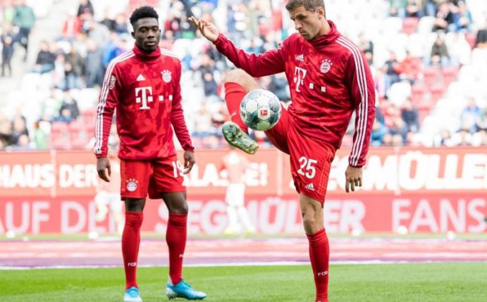 Zum sechsten Mal nacheinander stand Thomas Müller (r) beim FC Bayern in einem Pflichtspiel nicht in der Startelf. Foto: Matthias Balk/dpa