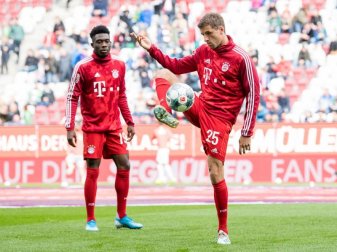 Zum sechsten Mal nacheinander stand Thomas Müller (r) beim FC Bayern in einem Pflichtspiel nicht in der Startelf. Foto: Matthias Balk/dpa Zum sechsten Mal nacheinander stand Thomas Müller (r) beim FC Bayern in einem Pflichtspiel nicht in der Startelf. Foto: Matthias Balk/dpa