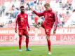 Zum sechsten Mal nacheinander stand Thomas Müller (r) beim FC Bayern in einem Pflichtspiel nicht in der Startelf. Foto: Matthias Balk/dpa