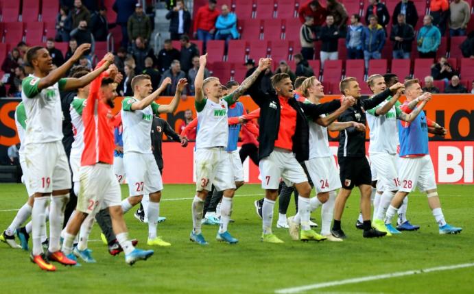 Die Augsburger feiern das Remis gegen den FC Bayern