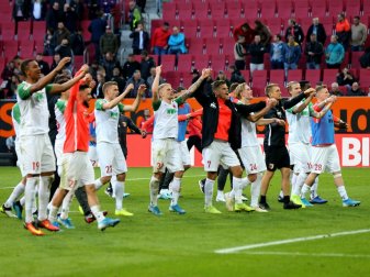 Die Augsburger feiern das Remis gegen den FC Bayern Die Augsburger feiern das Remis gegen den FC Bayern