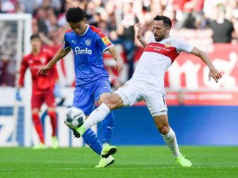 VfB-Profi versucht Kiels Jae-sung Lee (l) zu stoppen. Foto: Tom Weller/dpa