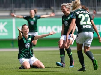 Derzeit nicht zu stoppen: Wolfsburgs Pernille Harder (r) lässt sich feiern. Foto: Peter Steffen/dpa