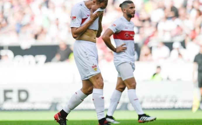 Beschimpfte nach seiner Ampelkarte auch noch den Schiedsrichter: Stuttgarts Holger Badstuber (l). Foto: Tom Weller/dpa