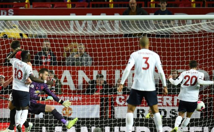 Lallana (r.) schiebt zum Ausgeich ein