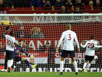 Lallana (r.) schiebt zum Ausgeich ein Lallana (r.) schiebt zum Ausgeich ein