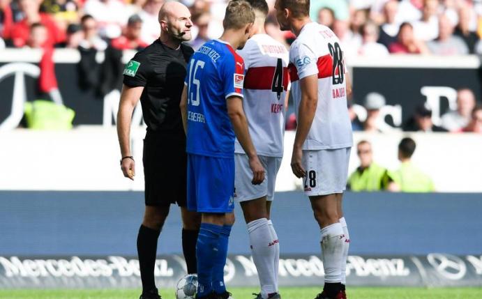Stuttgarts Holger Badstuber (r) geriet mit Schiedsrichter Benedikt Kempkes aneinander. Foto: Tom Weller/dpa