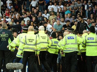 Die englische Polizei hat zwei junge Männer verhaftet Die englische Polizei hat zwei junge Männer verhaftet
