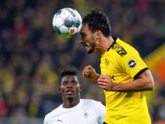 Die Rufe nach dem Dortmunder Mats Hummels (r) werden lauter. Foto: Guido Kirchner/dpa Die Rufe nach dem Dortmunder Mats Hummels (r) werden lauter. Foto: Guido Kirchner/dpa