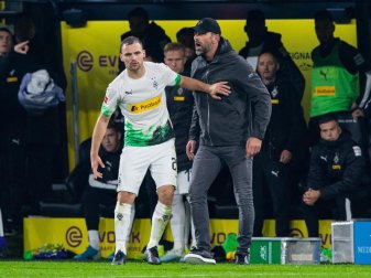 Die Gladbacher um Tony Jantschke (l) und Trainer Marco Rose sind trotz der Niederlage beim BVB weiter an der Bundesliga-Spitze. Foto: Guido Kirchner/dpa Die Gladbacher um Tony Jantschke (l) und Trainer Marco Rose sind trotz der Niederlage beim BVB weiter an der Bundesliga-Spitze. Foto: Guido Kirchner/dpa