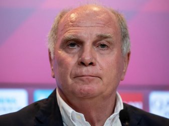 Bayern-Präsident Uli Hoeneß fordert eine Leistungssteigerung der Bayern in Griechenland. Foto: Sven Hoppe/dpa Bayern-Präsident Uli Hoeneß fordert eine Leistungssteigerung der Bayern in Griechenland. Foto: Sven Hoppe/dpa