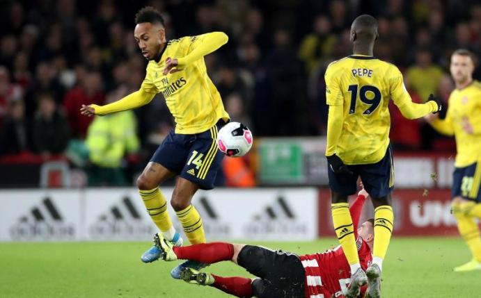 Ging mit Arsenal in Sheffield als Verlierer vom Platz: Ex-BVB-Torjäger Pierre-Emerick Aubameyang (l). Foto: Danny Lawson/PA Wire/dpa