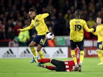 Ging mit Arsenal in Sheffield als Verlierer vom Platz: Ex-BVB-Torjäger Pierre-Emerick Aubameyang (l). Foto: Danny Lawson/PA Wire/dpa Ging mit Arsenal in Sheffield als Verlierer vom Platz: Ex-BVB-Torjäger Pierre-Emerick Aubameyang (l). Foto: Danny Lawson/PA Wire/dpa