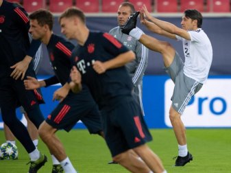 Will in Piräus mit seiner Elf den Augsburg-Frust in einen Sieg ummünzen: Bayern-Coach Niko Kovac (r). Foto: Sven Hoppe/dpa Will in Piräus mit seiner Elf den Augsburg-Frust in einen Sieg ummünzen: Bayern-Coach Niko Kovac (r). Foto: Sven Hoppe/dpa
